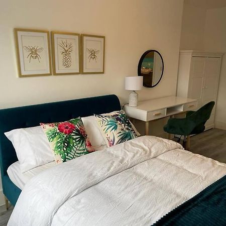 Stunning And Spacious 2Bed Flat In Central โวคิง ภายนอก รูปภาพ