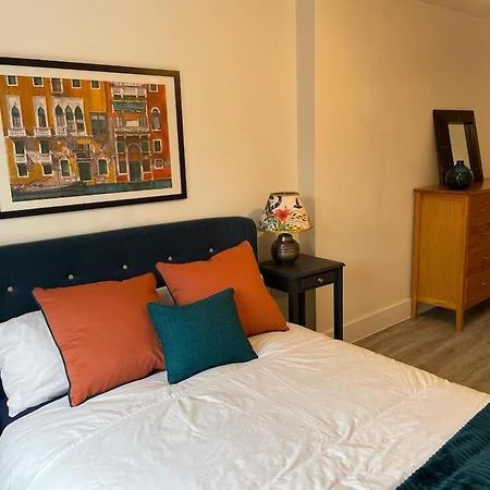 Stunning And Spacious 2Bed Flat In Central โวคิง ภายนอก รูปภาพ