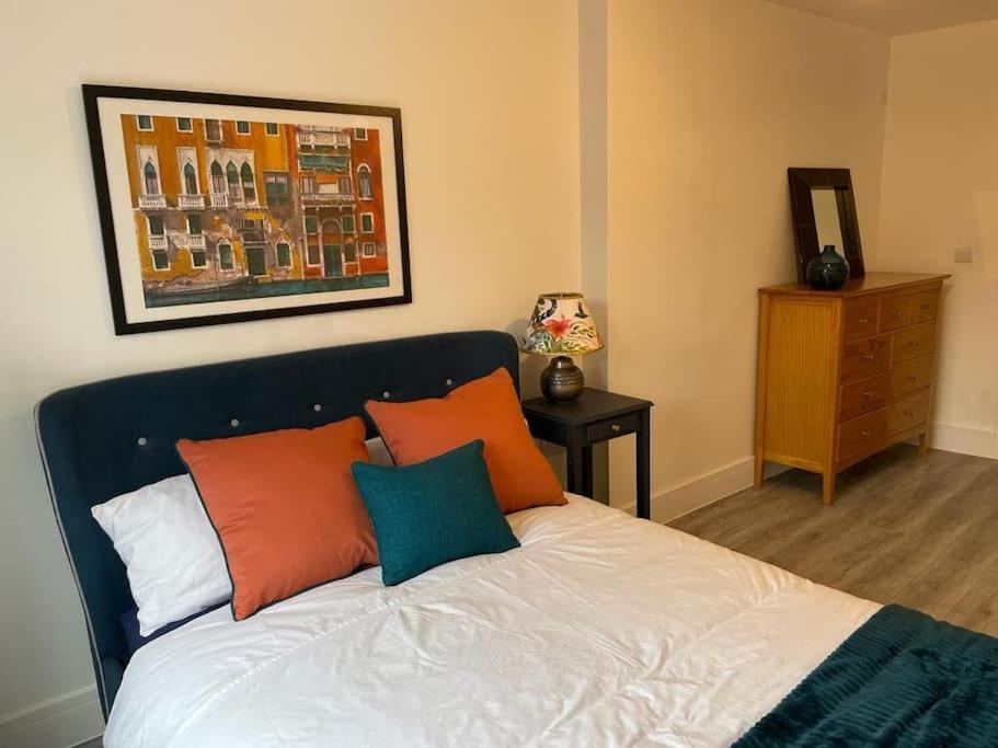 Stunning And Spacious 2Bed Flat In Central โวคิง ภายนอก รูปภาพ