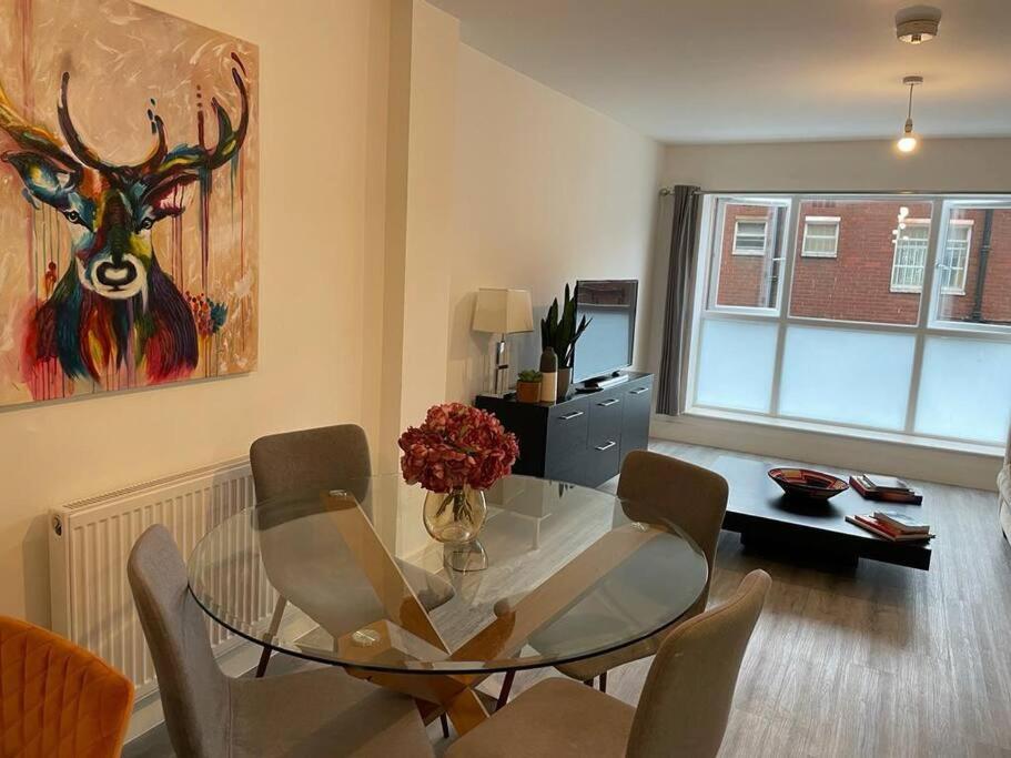 Stunning And Spacious 2Bed Flat In Central โวคิง ภายนอก รูปภาพ