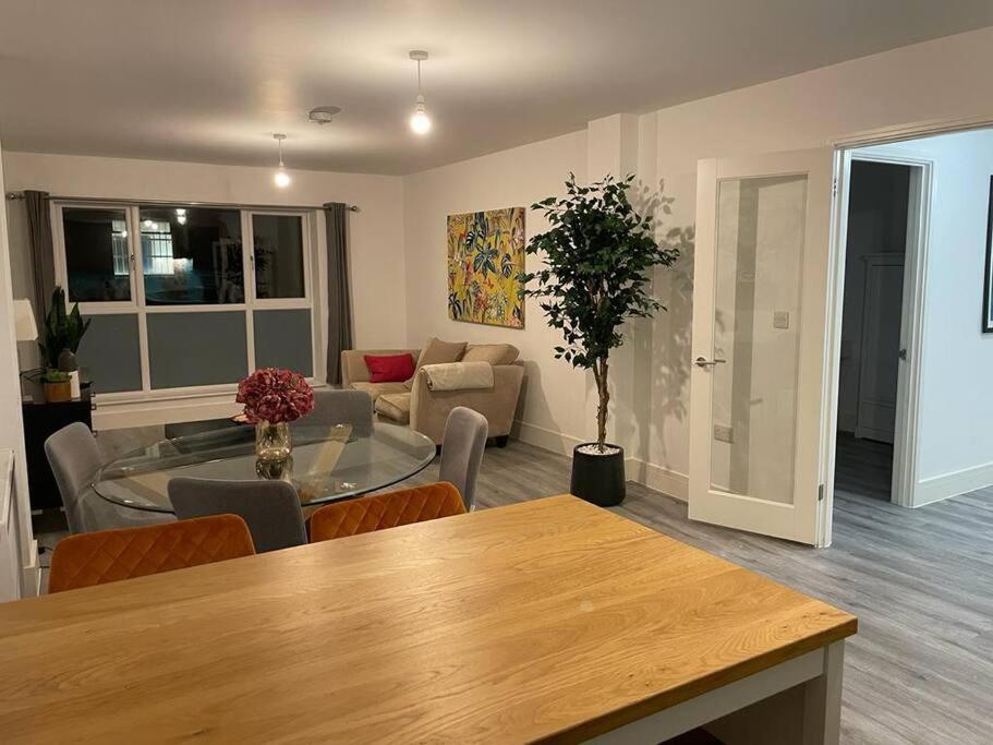 Stunning And Spacious 2Bed Flat In Central โวคิง ภายนอก รูปภาพ