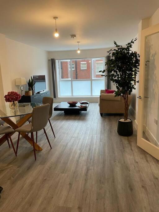 Stunning And Spacious 2Bed Flat In Central โวคิง ภายนอก รูปภาพ