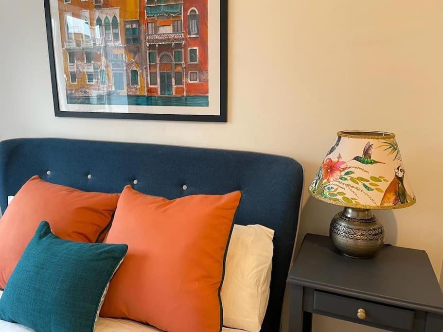 Stunning And Spacious 2Bed Flat In Central โวคิง ภายนอก รูปภาพ
