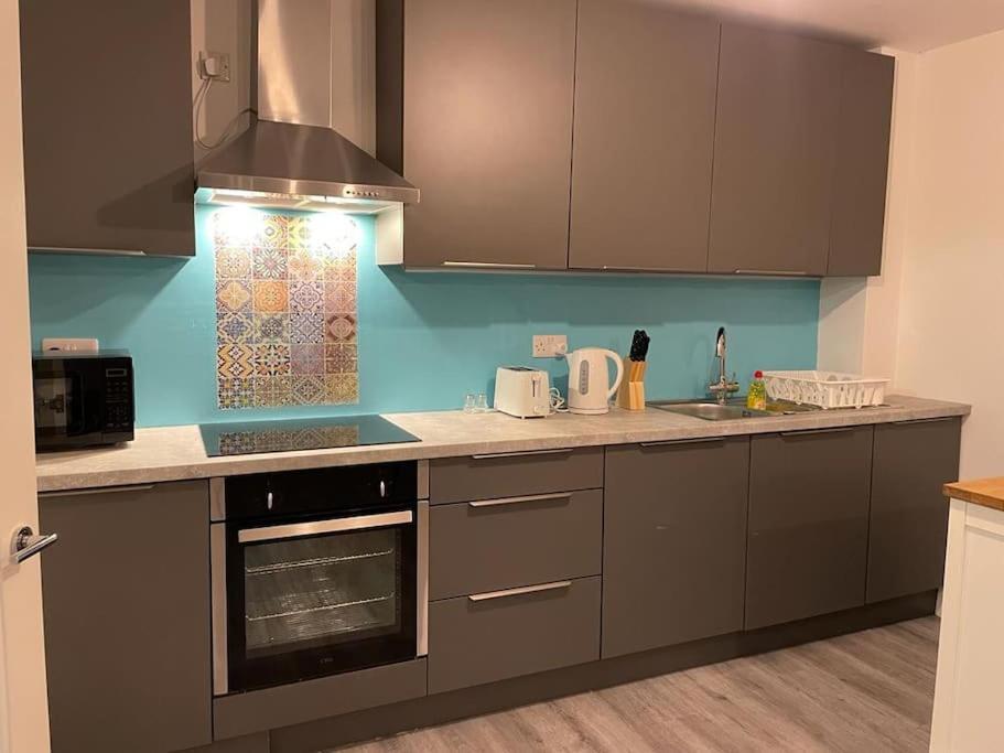 Stunning And Spacious 2Bed Flat In Central โวคิง ภายนอก รูปภาพ