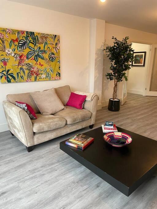 Stunning And Spacious 2Bed Flat In Central โวคิง ภายนอก รูปภาพ