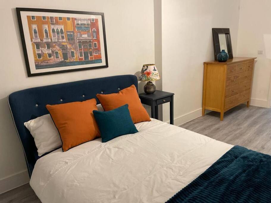 Stunning And Spacious 2Bed Flat In Central โวคิง ภายนอก รูปภาพ