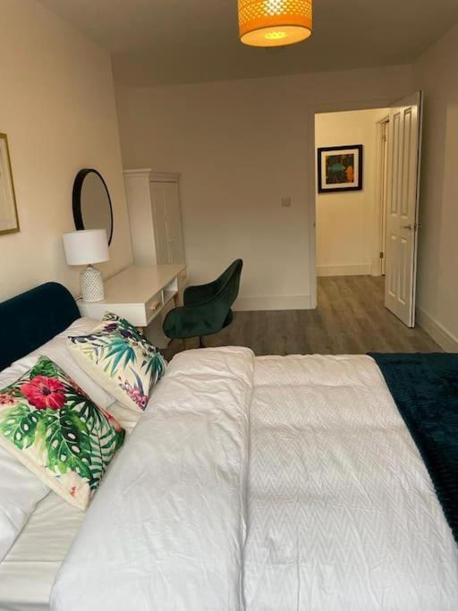 Stunning And Spacious 2Bed Flat In Central โวคิง ภายนอก รูปภาพ