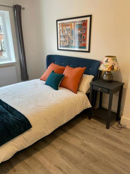 Stunning And Spacious 2Bed Flat In Central โวคิง ภายนอก รูปภาพ