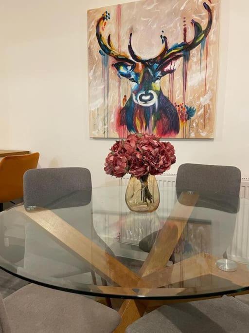 Stunning And Spacious 2Bed Flat In Central โวคิง ภายนอก รูปภาพ