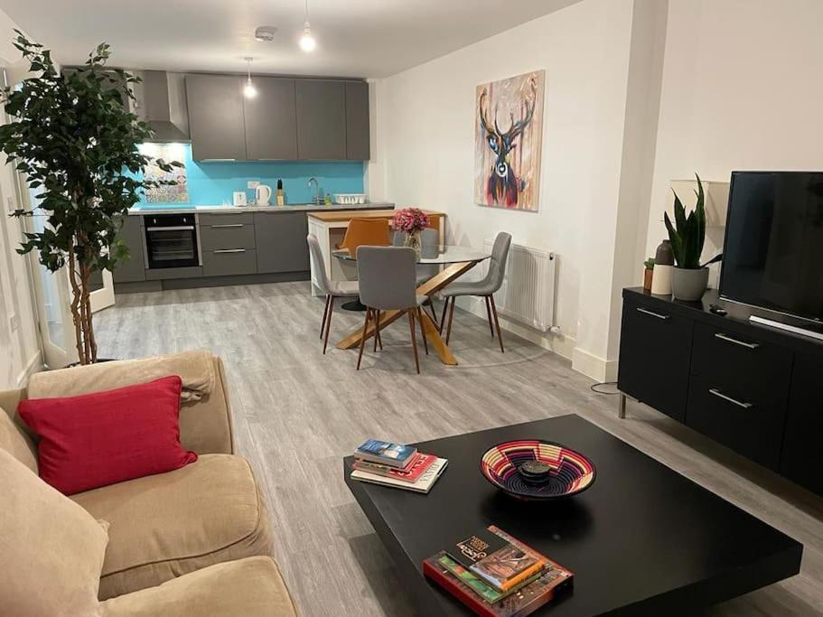 Stunning And Spacious 2Bed Flat In Central โวคิง ภายนอก รูปภาพ