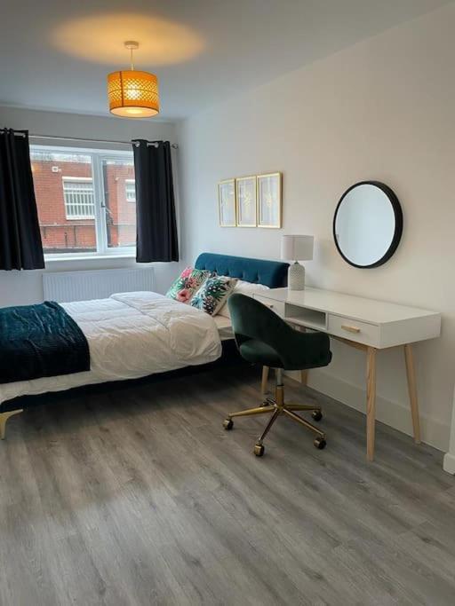 Stunning And Spacious 2Bed Flat In Central โวคิง ภายนอก รูปภาพ
