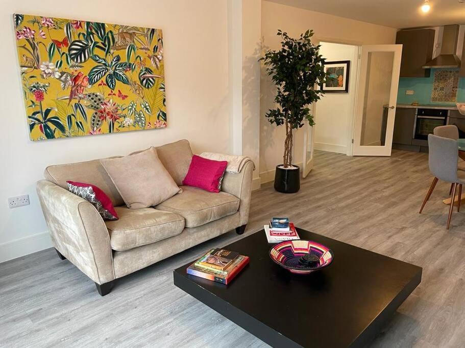 Stunning And Spacious 2Bed Flat In Central โวคิง ภายนอก รูปภาพ