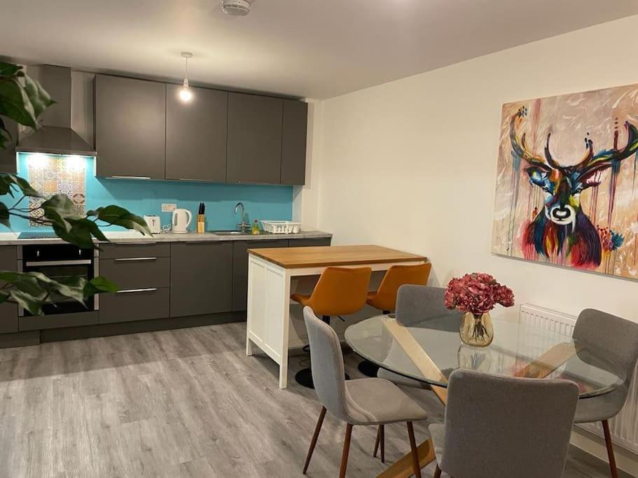 Stunning And Spacious 2Bed Flat In Central โวคิง ภายนอก รูปภาพ