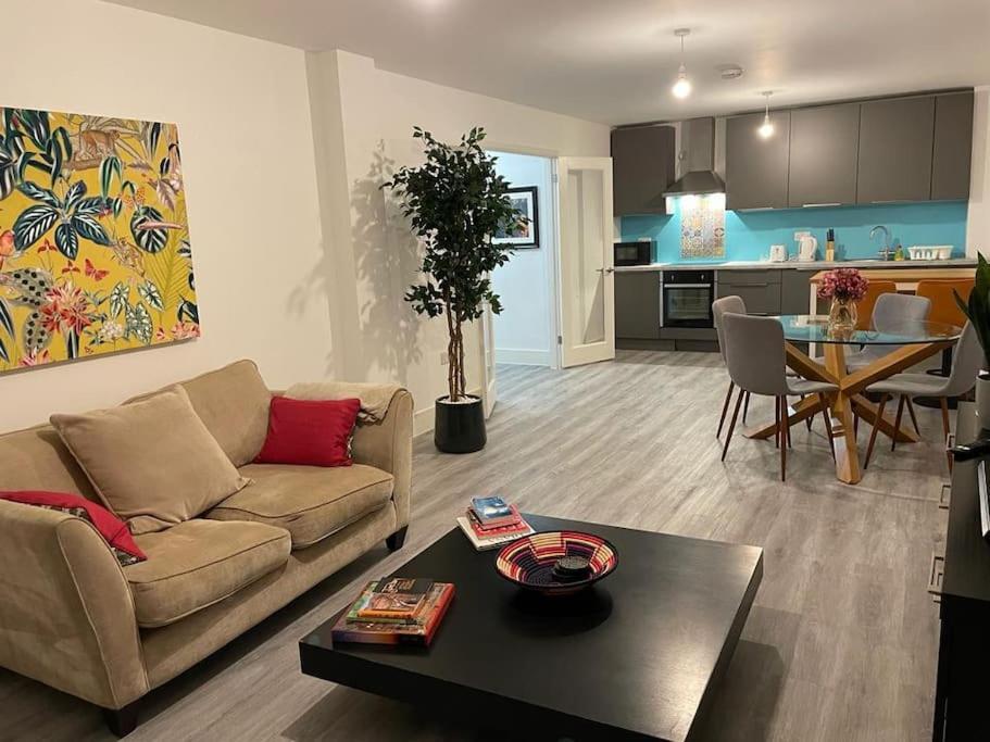 Stunning And Spacious 2Bed Flat In Central โวคิง ภายนอก รูปภาพ