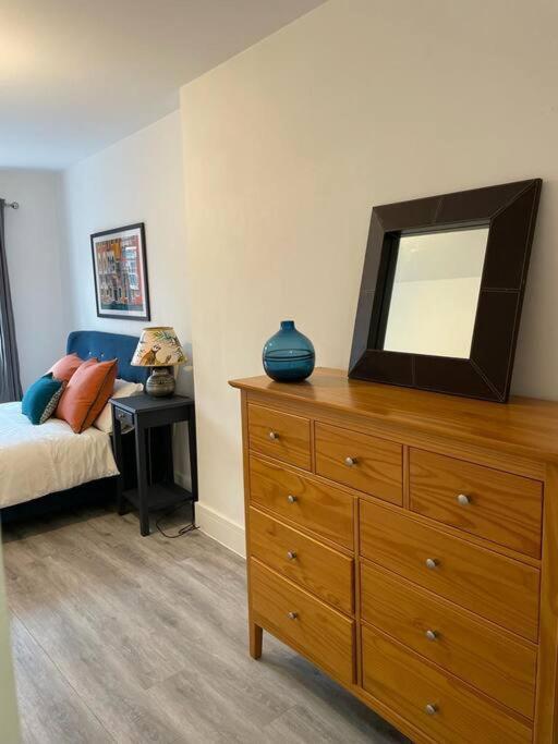Stunning And Spacious 2Bed Flat In Central โวคิง ภายนอก รูปภาพ
