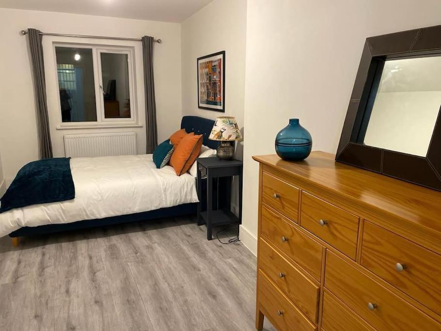 Stunning And Spacious 2Bed Flat In Central โวคิง ภายนอก รูปภาพ