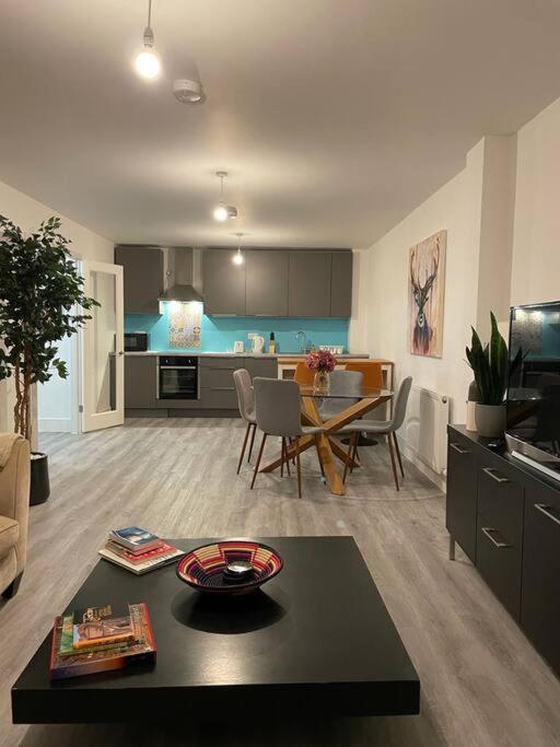 Stunning And Spacious 2Bed Flat In Central โวคิง ภายนอก รูปภาพ