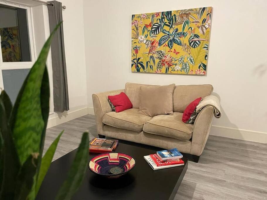 Stunning And Spacious 2Bed Flat In Central โวคิง ภายนอก รูปภาพ
