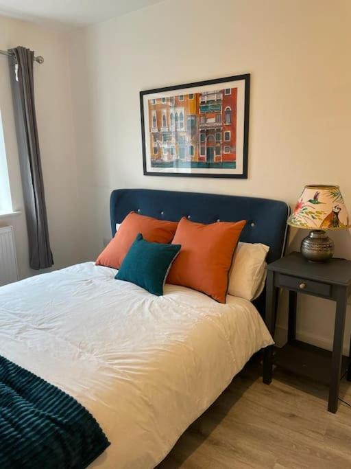 Stunning And Spacious 2Bed Flat In Central โวคิง ภายนอก รูปภาพ